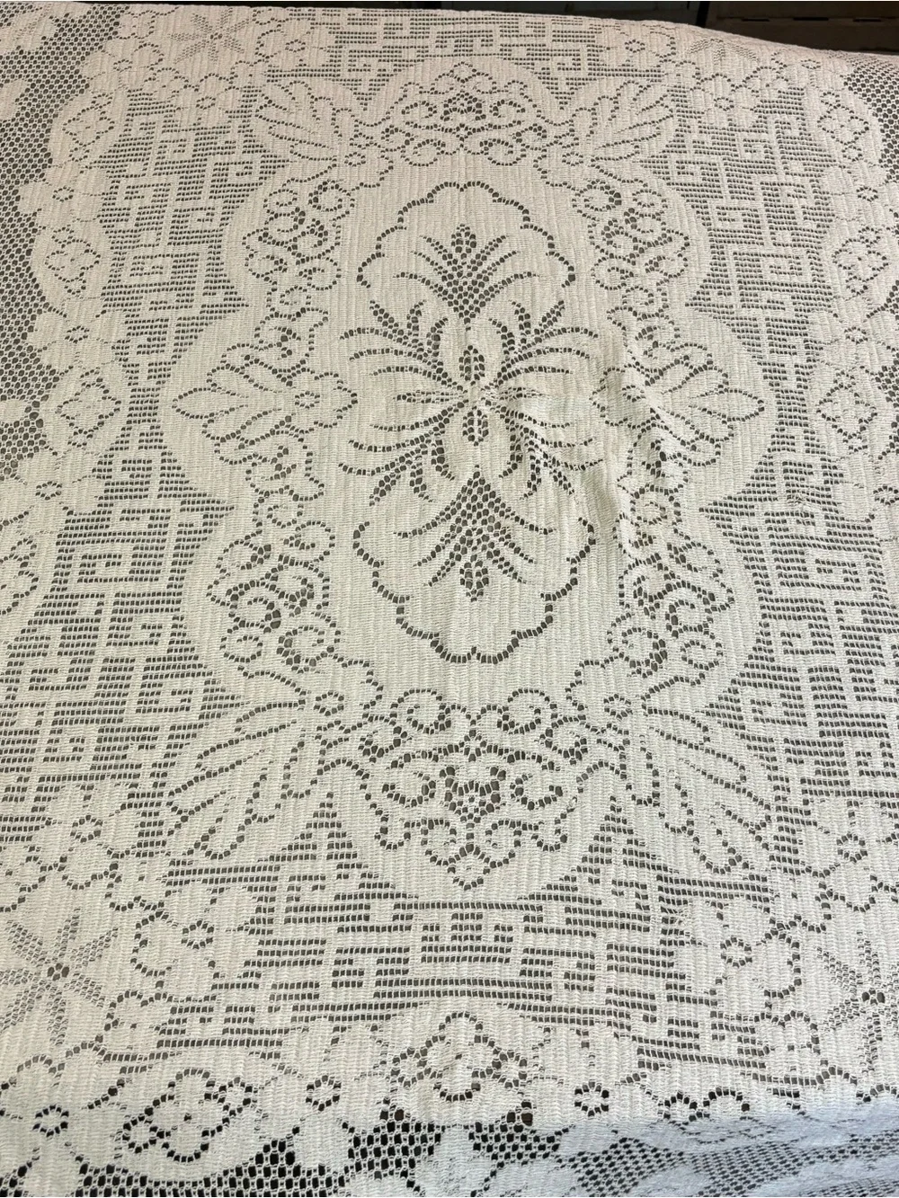 Vtg Quaker Lace Style Baroness Pattern Rectangular Tablecloth 70x52 White